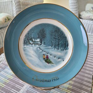 Vintage Avon Wedgwood 1976 Christmas Collectible Plate "Bringing Home The Tree"
